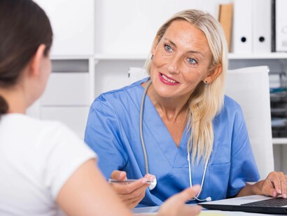 Donna medico a Milano, Italia