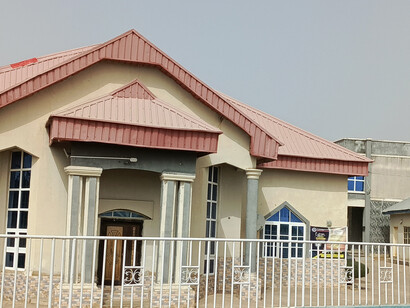 El GRA de Gombe, se caracteriza por ser una zona residencial de clase media y alta, con una infraestructura y servicios más desarrollados que otras áreas de la ciudad. A menudo, se describe como un área más tranquila y segura, con mejor acceso a servicios públicos y una planificación urbana más ordenada. Iglesia Cristiana del Redentor, GRA Gombe, Nigeria