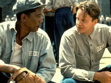 O filme, baseado em uma obra de Stephen King, conta a história de Andy Dufresne e Red, estrelado por Tim Robbins e Morgan Freeman, abordando esperança e redenção na prisão de Shawshank