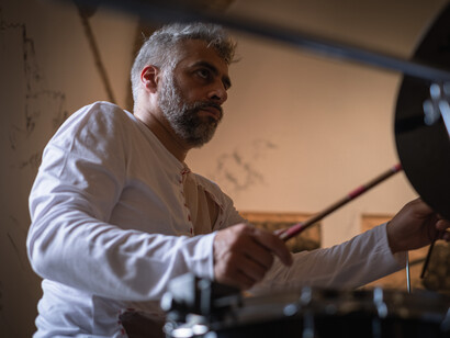 EMBERS / BRACI (2026), a three-hour immersive performance-installation created by Nikhil Chopra and Uriel Barthélémi at Galleria Continua. Courtesy of the artists and Galleria Continua. © Francesco Raco