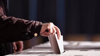 Hombre emite su voto en un sistema democrático