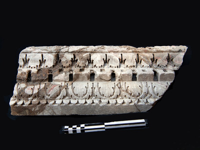 Frammento di cornice o incorniciatura, Roma, Parco Archeologico del Colosseo inv.379586, marmo africano: su concessione del Ministero della Cultura – Parco Archeologico del Colosseo