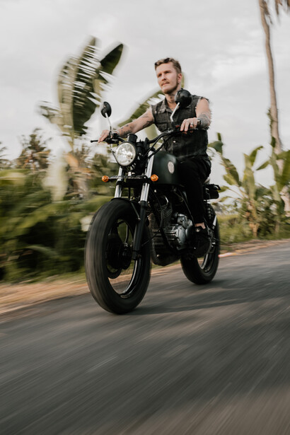 Piloto acelera na estrada para encontrar os amigos em Morungaba, cidade do interior de São Paulo, Brasil
