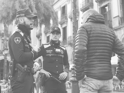 Derribaron la puerta. Entraron en segundos, no tuvimos tiempo para nada, entraron 20 policías armados con chalecos antibalas y subfusiles
