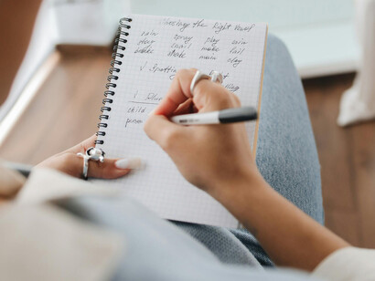 Aluna anota palavras substantivas com função de adjetivo