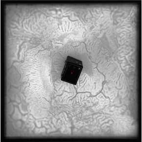 Géraldine Cario, Memory Box III, 72 cm x 72 cm (28,3 inches x 28,3 inches), Bois, résine, paraffine, appareil, photo-leds, 2013