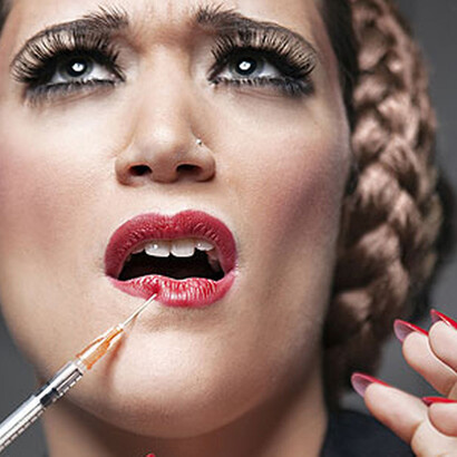 Violencia estética. Una mujer se inyecta toxina botulinica para aumentar el volumen de sus labios