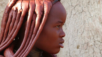 Mulher africana de Namibia veste adornos tradicionais 