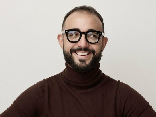 Raphael Montes em foto frontal tirada para uma revista famosa