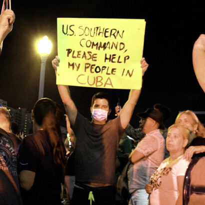 Manifestante en Miami, Estados Unidos, sostienen un cartel pidiendo la intervención de los Estados Unidos en Cuba durante las protestas en 2021