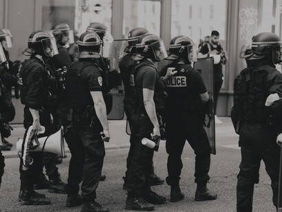 Gepanzerte Polizisten stehen auf einer Straße