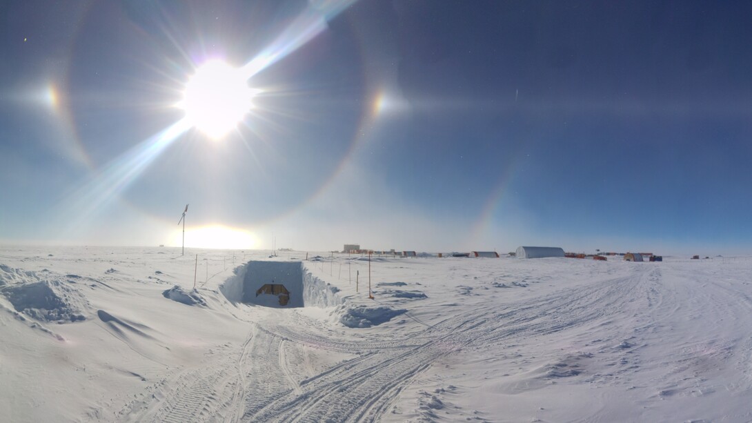 Visione panoramica della stazione Concordia sul plateau antartico durante il fenomeno del sun dog, un particolare alone solare che si verifica nelle zone polari