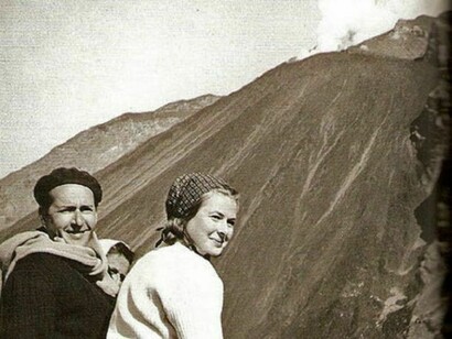 Ingrid Bergman e Roberto Rossellini a Stromboli quando si girava il film.  
