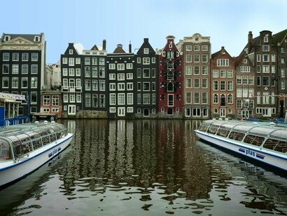 Amsterdã, Holanda. Eu podia sentir a brisa gelada acariciando minha pele, mas o calor que se formava entre nós era muito mais forte, como se a cidade em si estivesse nos envolvendo, empurrando-nos para um momento que não poderia ser evitado