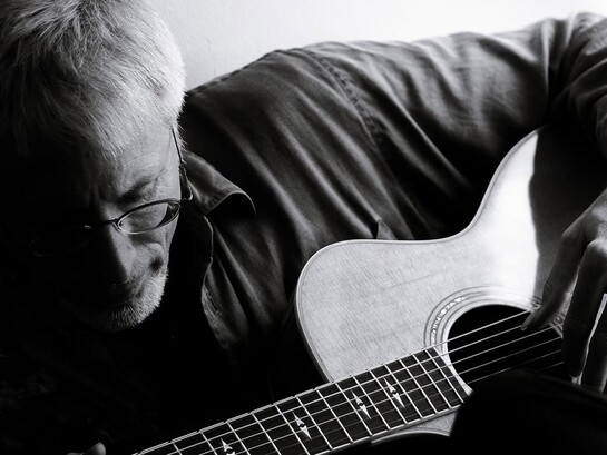 Michael Stillwater è stato un cantautore, regista, compositore ed educatore statunitense che per decenni ha esplorato il ruolo della musica come strumento di crescita personale, guarigione e connessione tra le persone