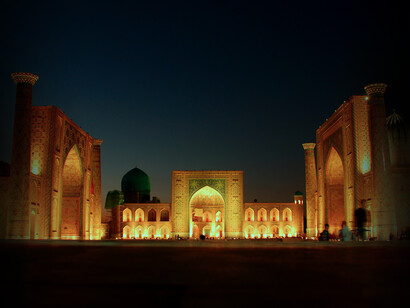 Plaza en el centro de Samarcanda, Uzbekistán