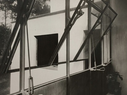 Lucia Moholy, Meisterhäuser. Atelierfenster, eines Doppelhauses mit Kippflügel, o.J. (nicht datiert | not dated), S/W Fotografie
b/w Photography, 21,8 x 16,3 cm | 8 2/3 x 6, 1/2 in, Unikat | unique. Courtesy of Galerie Kornfeld
