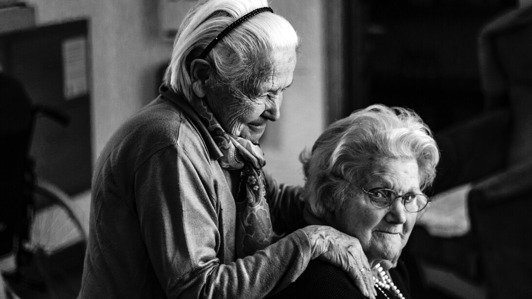 Las dos mujeres se miraron con llaneza y sonrisas francas
