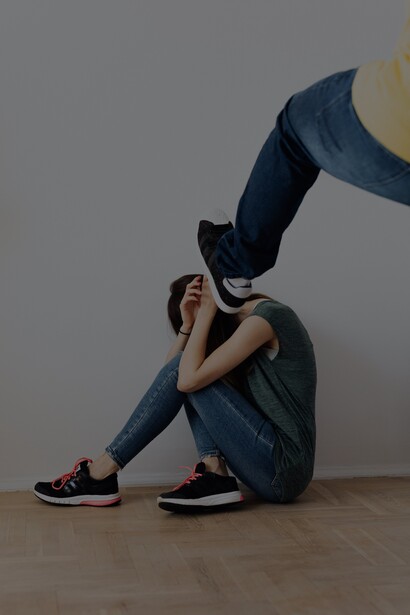 Homem ameaça mulher sentada no chão