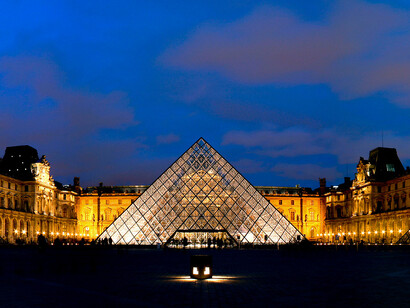 Pyramide du Louvre, Paris. François Mitterrand est le plus grand bâtisseur de la Ve République : l’Arche de la Défense (conçue pour être dans l’alignement de l’Arc de Triomphe et de l’Arc du Carrousel), la pyramide du Louvre, la Bibliothèque nationale