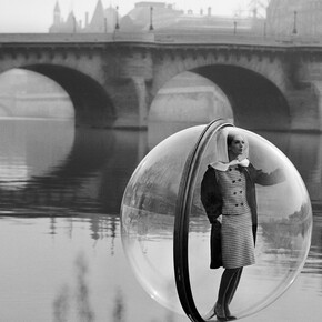 Galerie d’en Face : «On the Seine» (Simone d’Aillencourt), Melvin Sokolsky, 1963