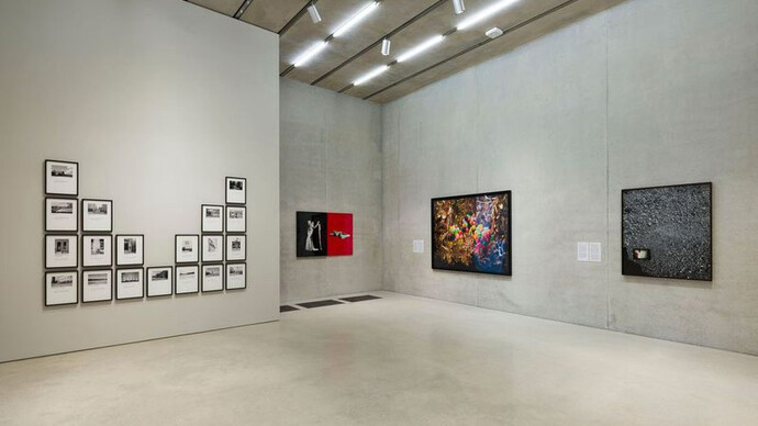 Varios artistas, Narrativas en foco. Selecciones de la colección del PAMM, vista de exhibición. Cortesía del Pérez Art Museum Miami 