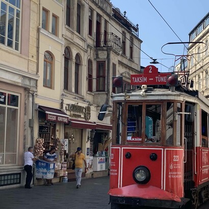 Tram nel quartiere di Balat, Istanbul, Turchia