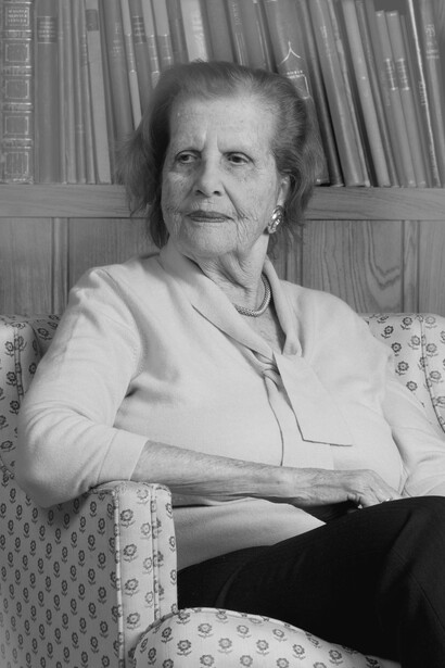 Maria Altmann nel 2010. Dopo la guerra, i dipinti furono trattenuti dalla Galleria Belvedere di Vienna, ma Maria Altmann, nipote di Adele, avviò una lunga battaglia legale per recuperare i dipinti