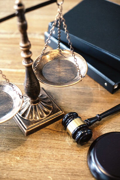 Giustizia, la bilancia. Essa simboleggia equilibrio tra bene e male, misura, prudenza, ponderatezza ed equità. Infatti, questi sono alcuni dei compiti principali che la giustizia è tenuta a conservare, allo scopo di ristabilire ordine e armonia