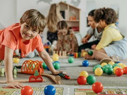 Crianças aprendem com a ajuda jogos na escola. Além disso, a gamificação do aprendizado permite que as crianças experimentem situações de aprendizagem de maneira prática e lúdica

 
