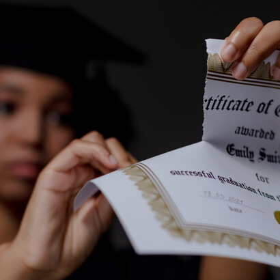 Diploma é rasgado como resposta à inconformidade de ter sido falsificado