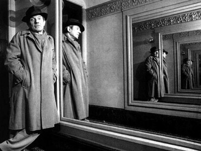 Célebre imagem do filósofo Gilles Deleuze evocando a cena de "Cidadão Kane"
