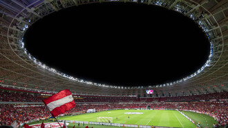 Estádio de futebol lotado de torcedores em início de campeonato da temporada