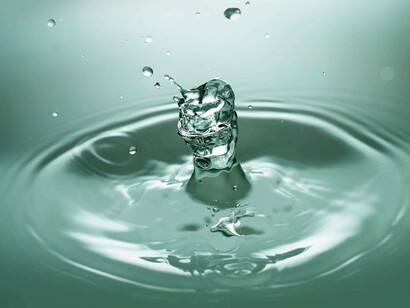 Goccia d'acqua non appena tocca la superficie: se si osserva da molto vicino la più lucida e levigata delle superfici, ci si imbatte subito nella danza caotica dei componenti elementari della materia che fluttuano, oscillano, interagiscono e cambiano natura a un ritmo frenetico