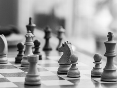 Para ser didático e acessível, como exige a leitura fácil para quem nos acompanha, pense em um exemplo cotidiano, algo que qualquer um consegue entender, longe dos corredores da alta política ou dos tribunais. Imagine a fila em um supermercado. Sempre existirá aquele que tentará passar à frente, aquele que observará a manobra com indignação silenciosa e aquele que fará vista grossa, talvez por temer a confrontação ou por desejar a mesma vantagem no futuro