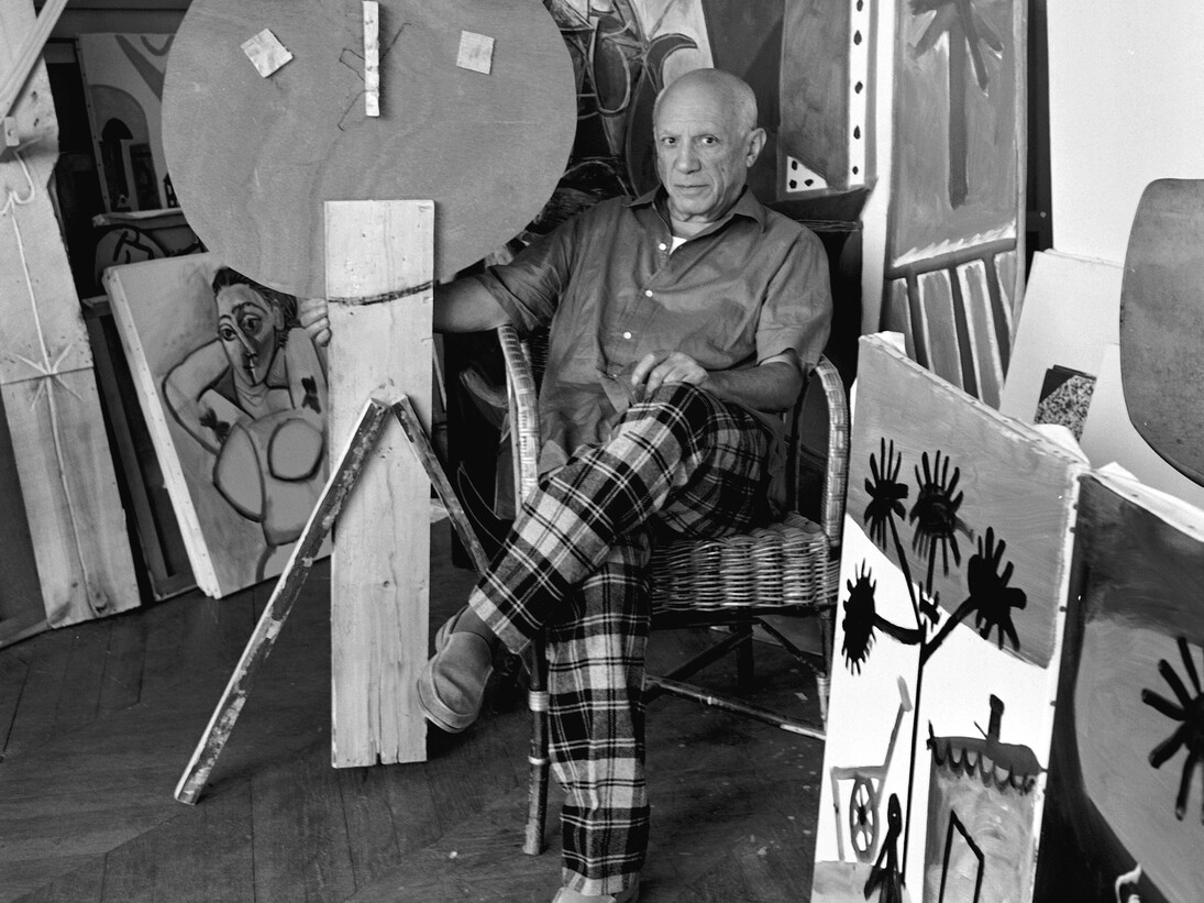 Edward Quinn (1920-1997), Pablo Picasso accanto all’assemblage , L’enfant, (1956) nell’atelier della sua 
villa La Californie, Cannes, 1956, Stampa senza data, Gelatina ai sali d’argento, 24×18,2 cm, Dono Eredi Picasso, 1992, , inv. APPH1674, © edwardquinn.com , © Succession Picasso by SIAE 2016      

