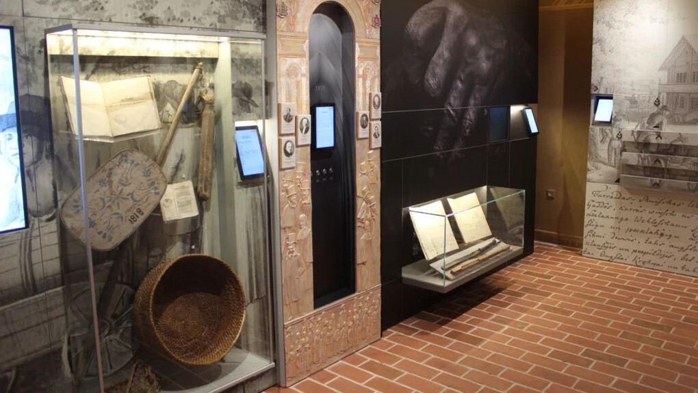 On the eay to the state of Latvia, exhibition view. Courtesy of Turaida Museum Reserve