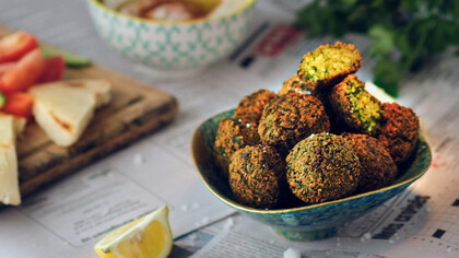 Plato de falafel, croqueta de garbanzos y especias que puede funcionar como aperitivo o plato principal