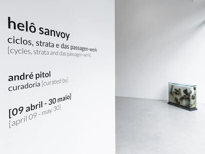 Helô Sanvoy, Ciclos, strata e das passagen-werk, vista da exposição. Cortesia de Aura Galeria