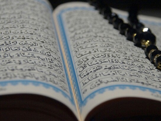 Il Corano è il testo sacro dell’Islam e rappresenta uno dei massimi esempi di lingua araba classica: per i musulmani non è solo una rivelazione divina, ma anche il modello più alto di eloquenza, stile e purezza linguistica, tanto che la lingua araba ha conservato gran parte del suo prestigio culturale proprio grazie alla sua trasmissione e recitazione
