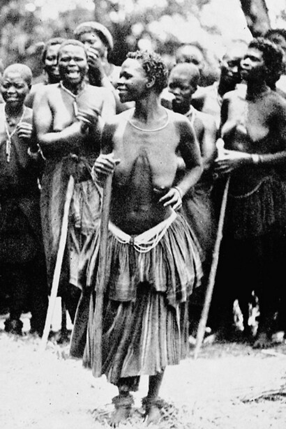 Fotografía de mujeres africanas realizando una danza ritual, 1930