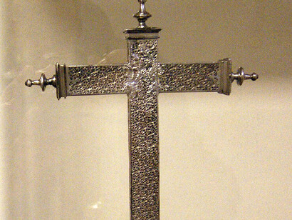 Cruz de altar de plata del siglo XVII. Tesoro de la iglesia colegial del Divino Salvador de Sevilla, España