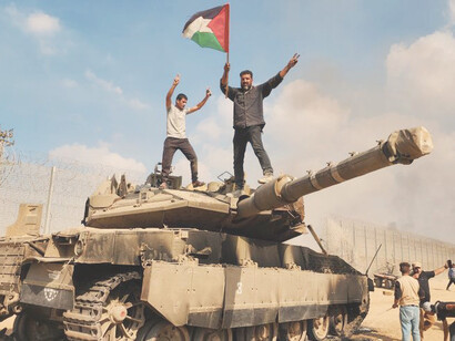 Manifestante pro-palestinos encima de un tanque militar cerca de la franja de Gaza
