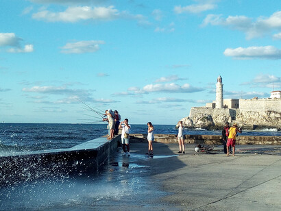 Pescadores en el Malecón de La Habana. Fotografía: Paco Cerezo