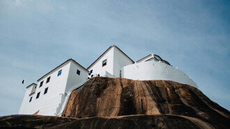 Convento da Nossa Senhora da Penha em cima de morro de 154 metros de altitude com vista para as cidades de Vitória e Vila Velha, ambas no estado do Espírito Santo, Brasil 