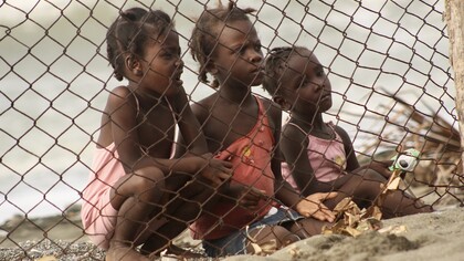 Niñas haitianas en la frontera con República Dominicana