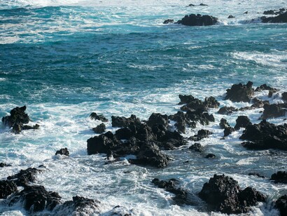 No entanto, a volta do olhar ao espaço natal do Odisseu moderno não se faz sem conflitos, pois, se, para Konstantinos Kaváfis, Ítaca dá “a bela viagem”, possibilitando que se percorra o caminho – “Sem ela não te porias a caminho” –, em Torre inversa, o retorno não é possível, apesar de encenado, já que está a se voltar à “ex Ítaca”, numa viagem ao nada, em que o tempo histórico dilui o mito, numa derrubada da cidade grega
