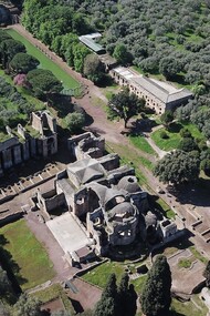 Veduta aerea di Villa Adriana con le Grandi Terme e il Pecile. Tivoli, Italia