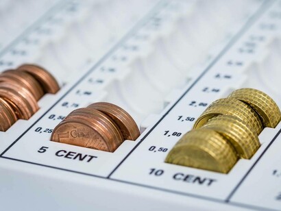 Monete in euro da 5 e 10 centesimi organizzate in un contenitore di conteggio, utili per la gestione del denaro contante