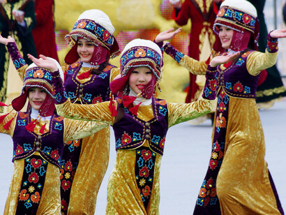 Niñas engalanadas celebrando el Nowruz
